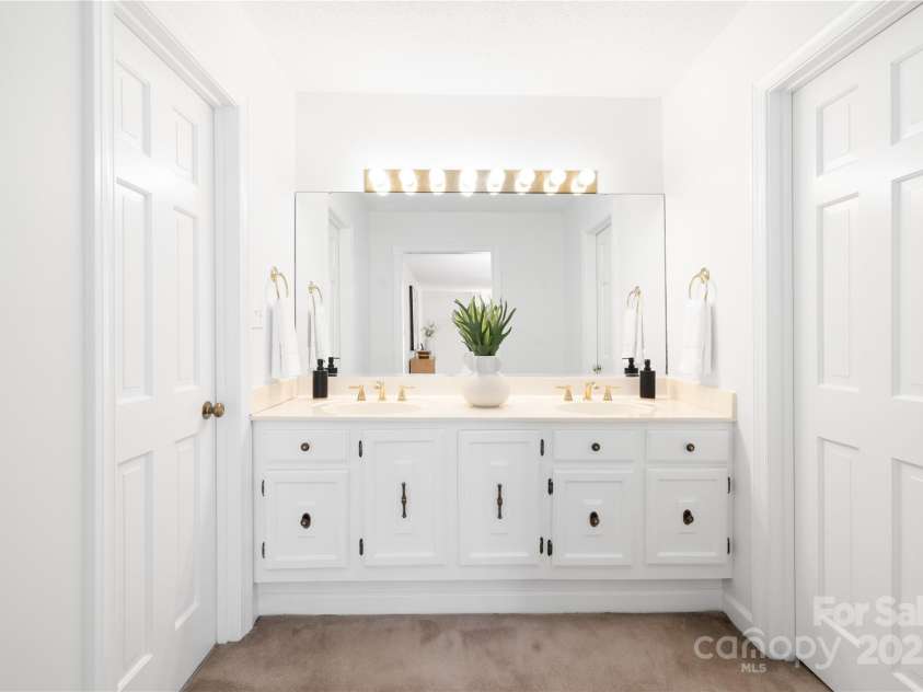 1928 Providence Road, Charlotte, NC 28211.  MLS# CAR4271253, YatesRealty ID 32117. Primary Ensuite