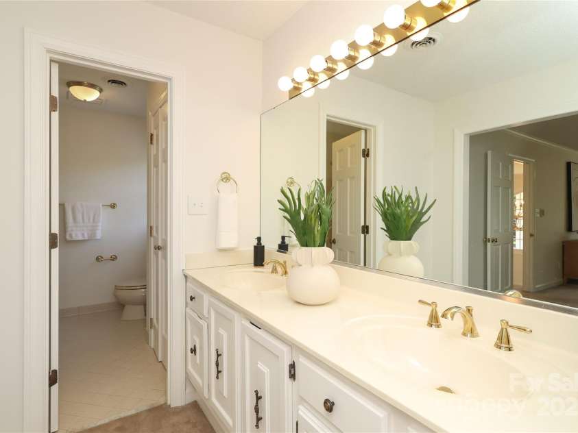 1928 Providence Road, Charlotte, NC 28211.  MLS# CAR4271253, YatesRealty ID 32117. Primary Ensuite