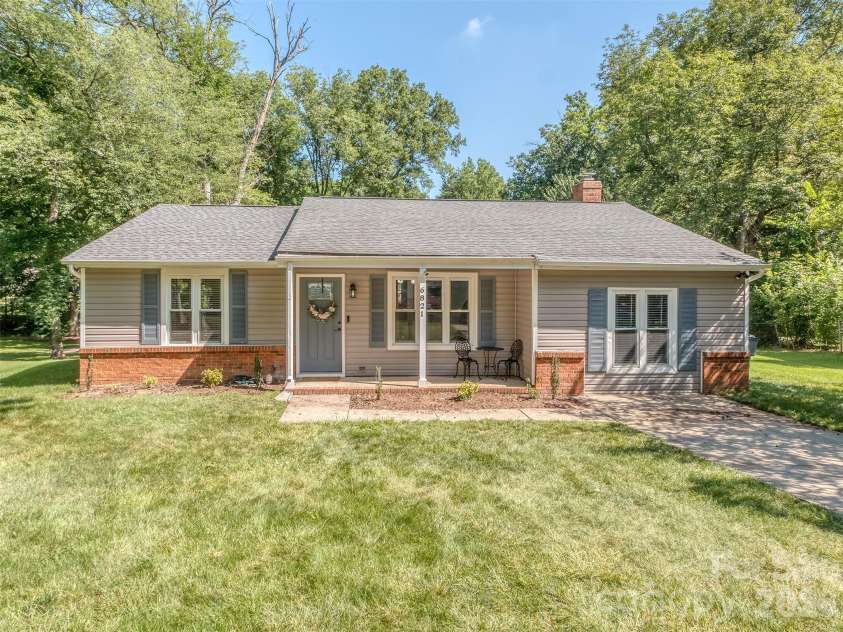 6821 Saddle Point Road, Charlotte, NC 28212.  MLS# CAR4391068, YatesRealty ID 32117. Covered front porch