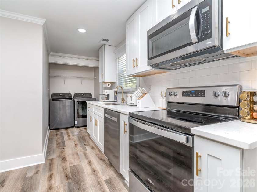 6821 Saddle Point Road, Charlotte, NC 28212.  MLS# CAR4391068, YatesRealty ID 32117. Kitchen