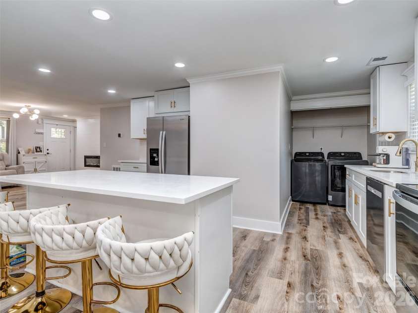 6821 Saddle Point Road, Charlotte, NC 28212.  MLS# CAR4391068, YatesRealty ID 32117. Kitchen