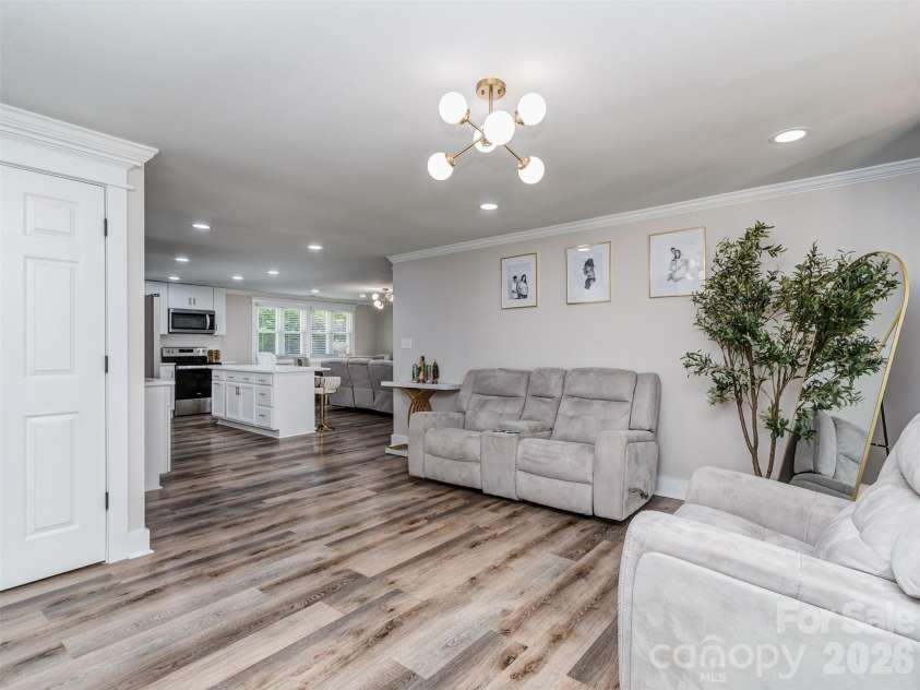 6821 Saddle Point Road, Charlotte, NC 28212.  MLS# CAR4391068, YatesRealty ID 32117. Living room