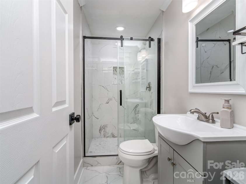 6821 Saddle Point Road, Charlotte, NC 28212.  MLS# CAR4391068, YatesRealty ID 32117. Primary bath