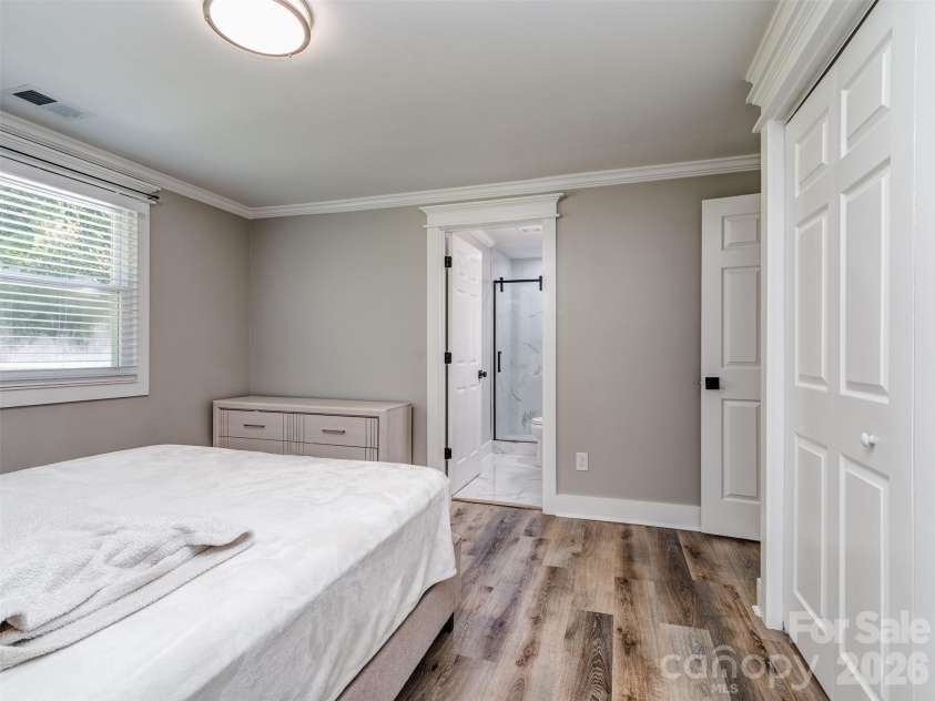 6821 Saddle Point Road, Charlotte, NC 28212.  MLS# CAR4391068, YatesRealty ID 32117. Primary suite