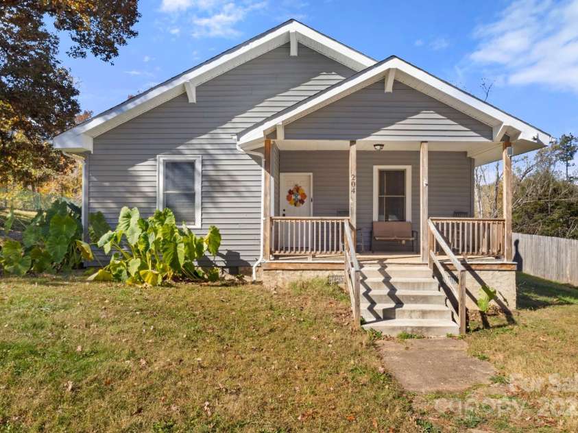 204 Shelby Street, Hickory, NC 28601.  MLS# CAR4318419, YatesRealty ID 3212. 
