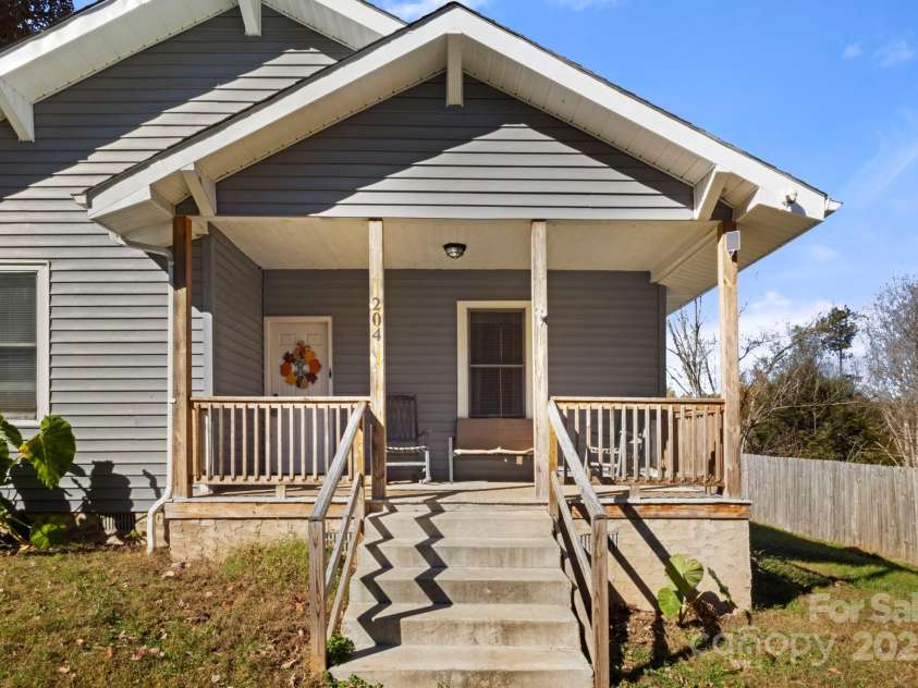 204 Shelby Street, Hickory, NC 28601.  MLS# CAR4318419, YatesRealty ID 3212. 