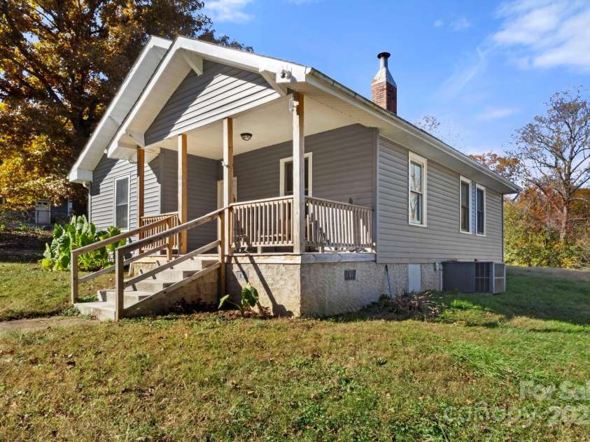 204 Shelby Street, Hickory, NC 28601.  MLS# CAR4318419, YatesRealty ID 3212. 