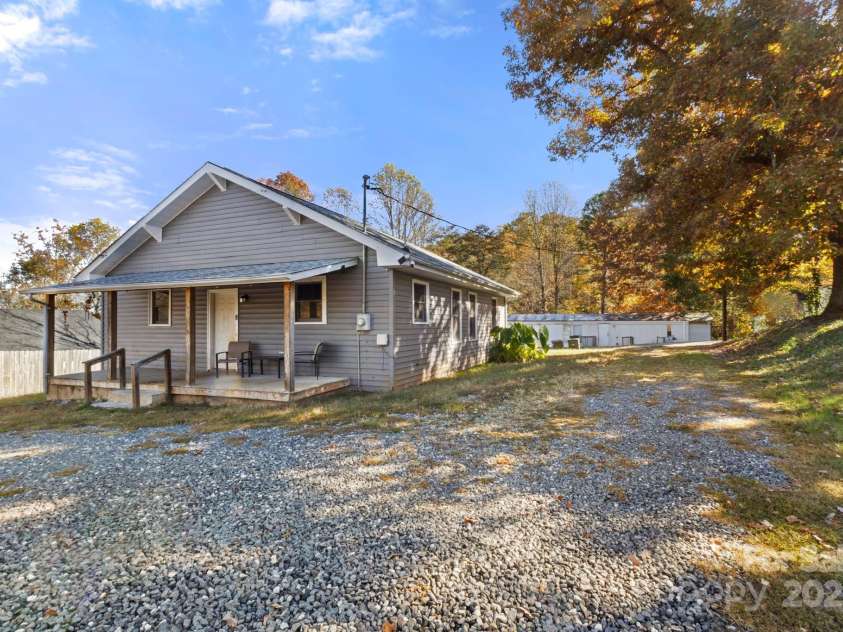 204 Shelby Street, Hickory, NC 28601.  MLS# CAR4318419, YatesRealty ID 3212. 