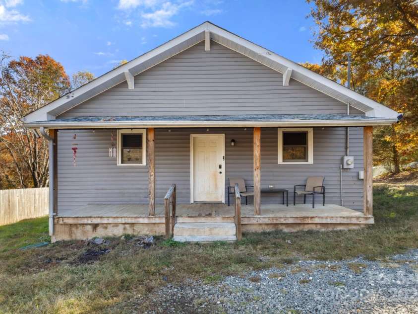 204 Shelby Street, Hickory, NC 28601.  MLS# CAR4318419, YatesRealty ID 3212. 