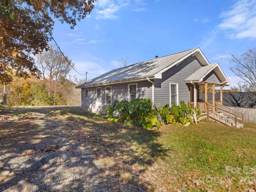 204 Shelby Street, Hickory, NC 28601.  MLS# CAR4318419, YatesRealty ID 3212. 