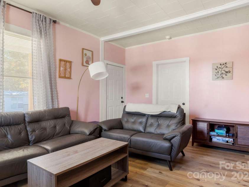 204 Shelby Street, Hickory, NC 28601.  MLS# CAR4318419, YatesRealty ID 3212. 
