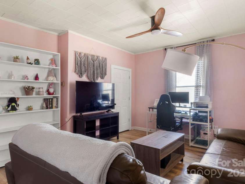 204 Shelby Street, Hickory, NC 28601.  MLS# CAR4318419, YatesRealty ID 3212. 