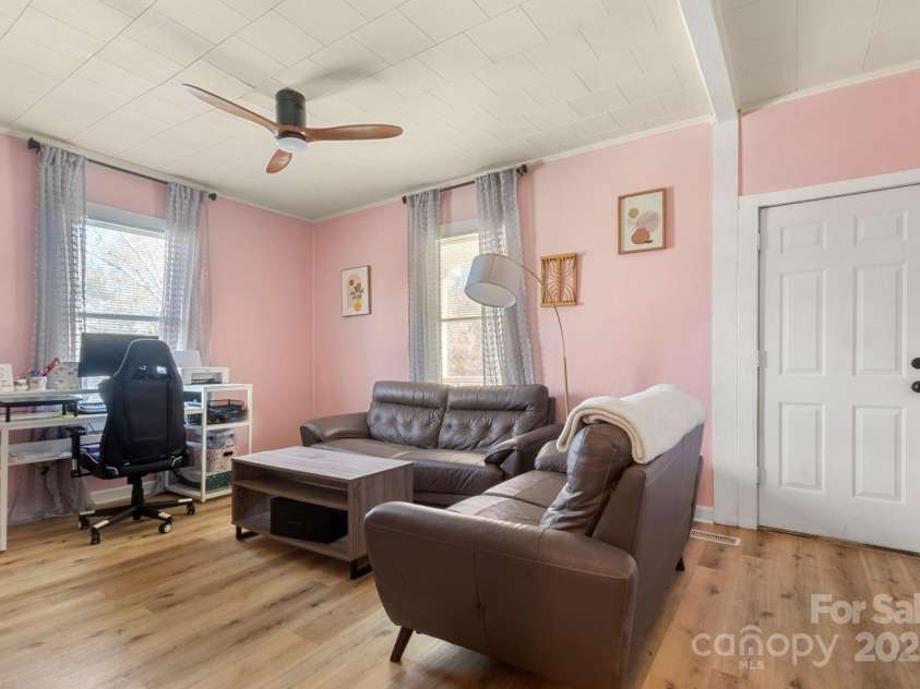 204 Shelby Street, Hickory, NC 28601.  MLS# CAR4318419, YatesRealty ID 3212. 