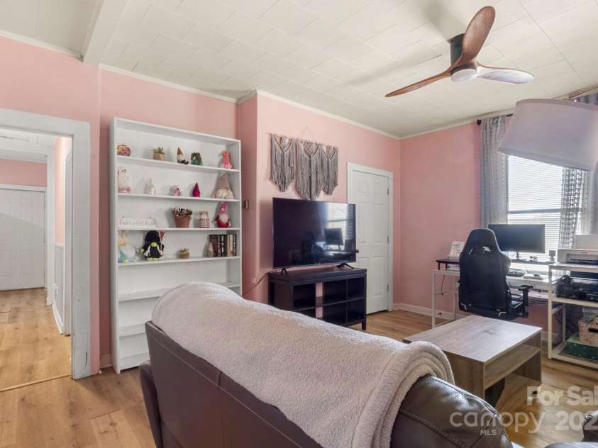 204 Shelby Street, Hickory, NC 28601.  MLS# CAR4318419, YatesRealty ID 3212. 