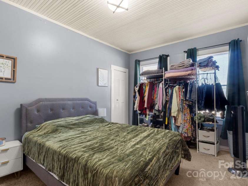 204 Shelby Street, Hickory, NC 28601.  MLS# CAR4318419, YatesRealty ID 3212. 