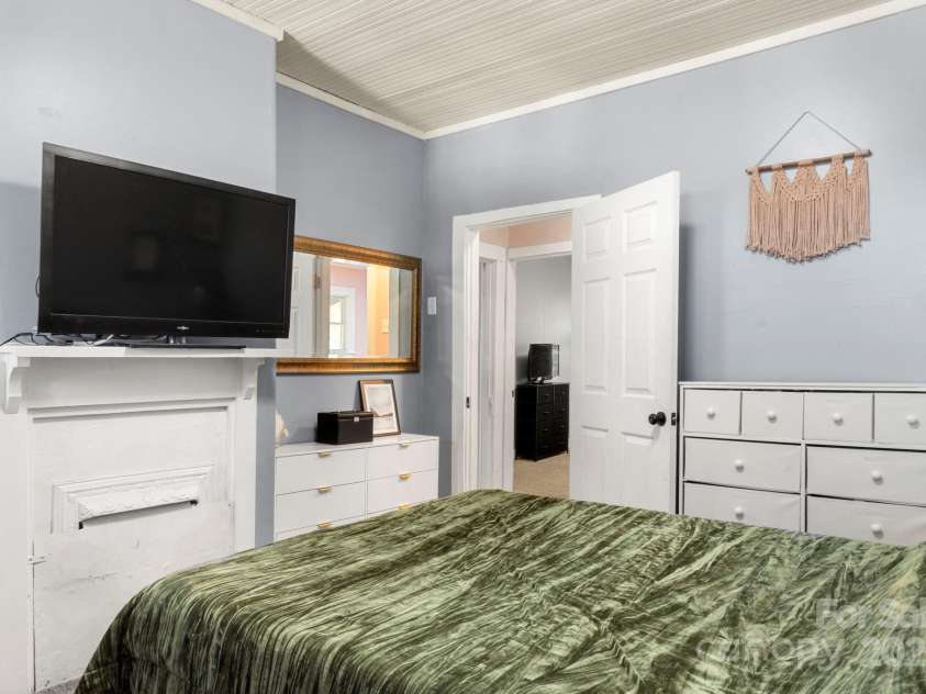 204 Shelby Street, Hickory, NC 28601.  MLS# CAR4318419, YatesRealty ID 3212. 