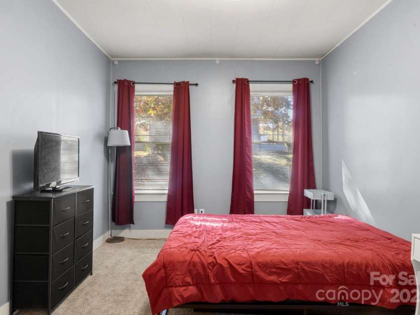 204 Shelby Street, Hickory, NC 28601.  MLS# CAR4318419, YatesRealty ID 3212. 