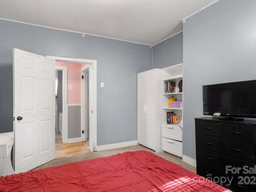 204 Shelby Street, Hickory, NC 28601.  MLS# CAR4318419, YatesRealty ID 3212. 