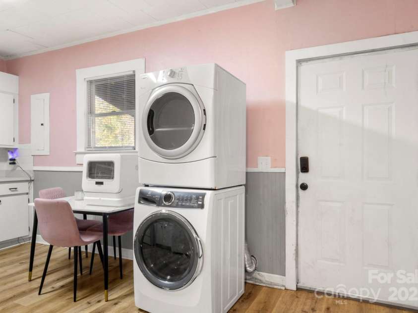 204 Shelby Street, Hickory, NC 28601.  MLS# CAR4318419, YatesRealty ID 3212. 