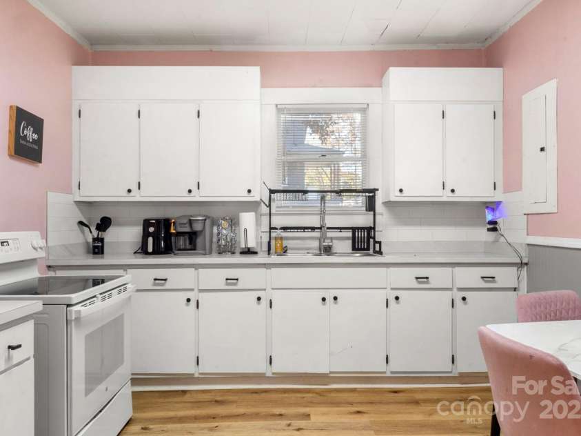 204 Shelby Street, Hickory, NC 28601.  MLS# CAR4318419, YatesRealty ID 3212. 