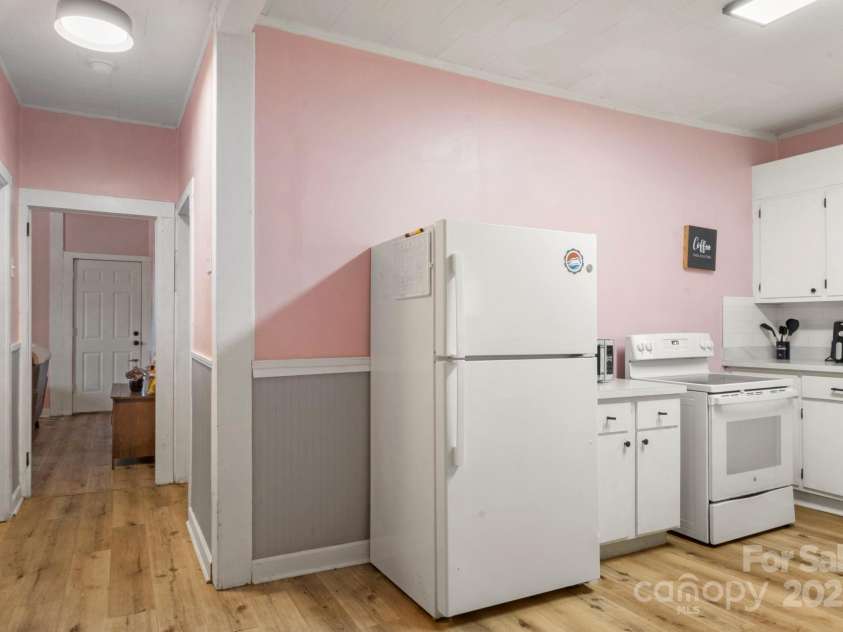 204 Shelby Street, Hickory, NC 28601.  MLS# CAR4318419, YatesRealty ID 3212. 