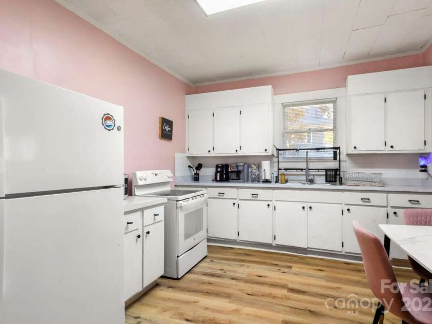 204 Shelby Street, Hickory, NC 28601.  MLS# CAR4318419, YatesRealty ID 3212. 