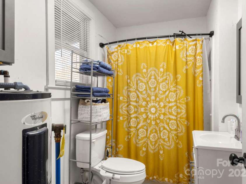 204 Shelby Street, Hickory, NC 28601.  MLS# CAR4318419, YatesRealty ID 3212. 