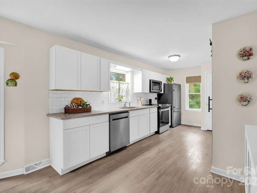 165 Larue Circle, Statesville, NC 28625.  MLS# CAR4283964, YatesRealty ID 32121. 