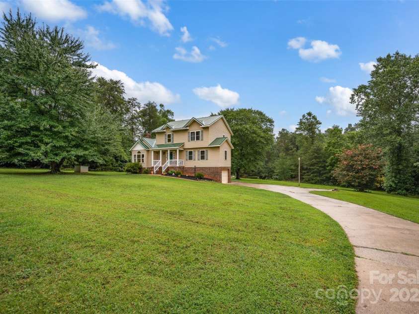 165 Larue Circle, Statesville, NC 28625.  MLS# CAR4283964, YatesRealty ID 32121. 