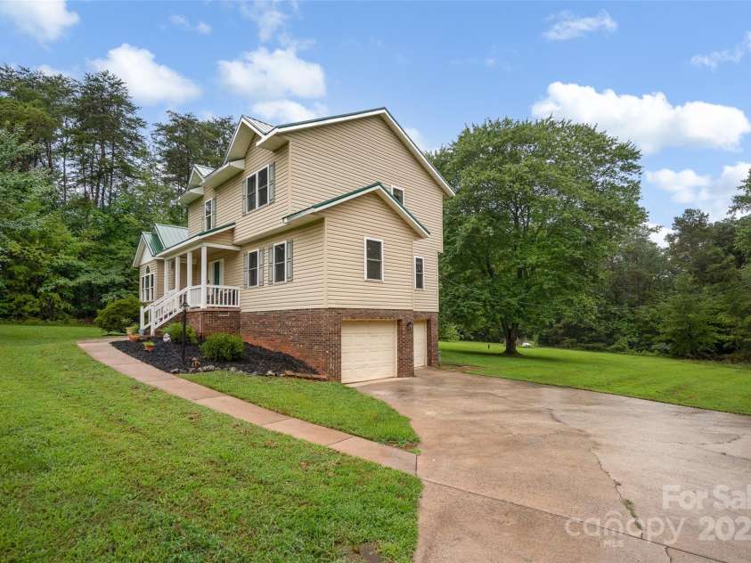 165 Larue Circle, Statesville, NC 28625.  MLS# CAR4283964, YatesRealty ID 32121. Plenty of parking