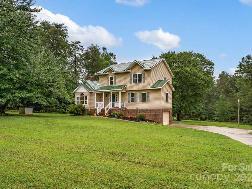 165 Larue Circle, Statesville, NC 28625.  MLS# CAR4283964, YatesRealty ID 32121. Welcome home to 165 Larue