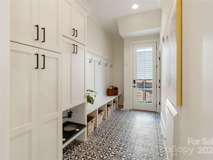 508 Mcalway Road, Charlotte, NC 28211.  MLS# CAR4273881, YatesRealty ID 32122. Drop Zone with Custom finishes