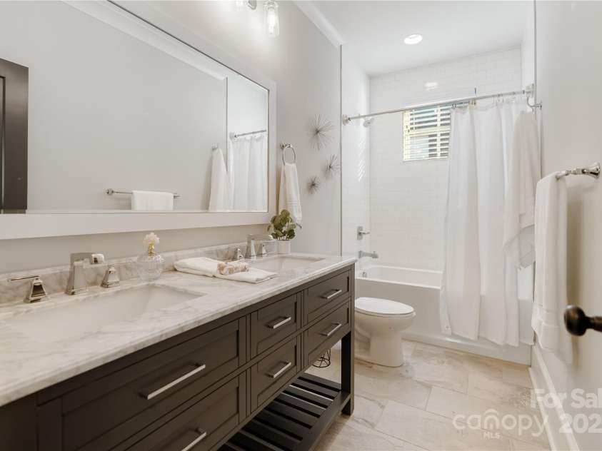 508 Mcalway Road, Charlotte, NC 28211.  MLS# CAR4273881, YatesRealty ID 32122. Full shared bathroom upstairs