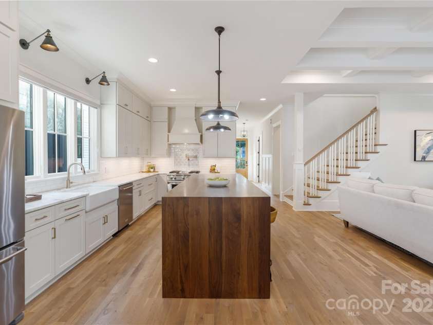 508 Mcalway Road, Charlotte, NC 28211.  MLS# CAR4273881, YatesRealty ID 32122. Oversized island