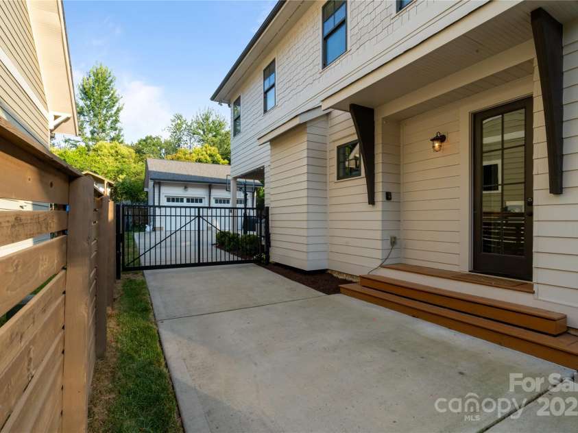 508 Mcalway Road, Charlotte, NC 28211.  MLS# CAR4273881, YatesRealty ID 32122. Side entrance to drop zone