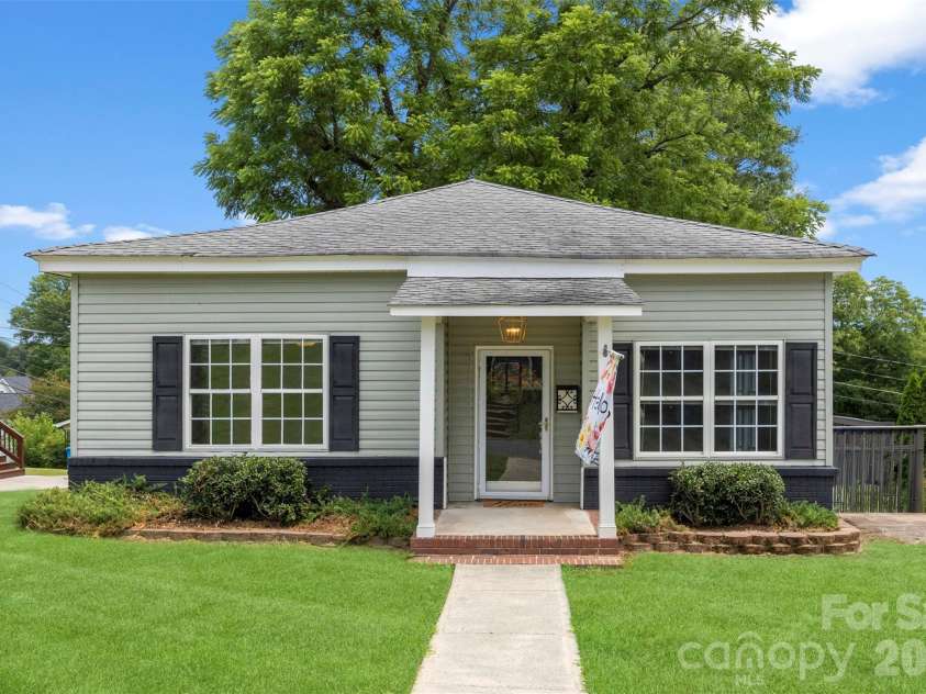 116 7th Street, Cramerton, NC 28032.  MLS# CAR4395028, YatesRealty ID 32123. 