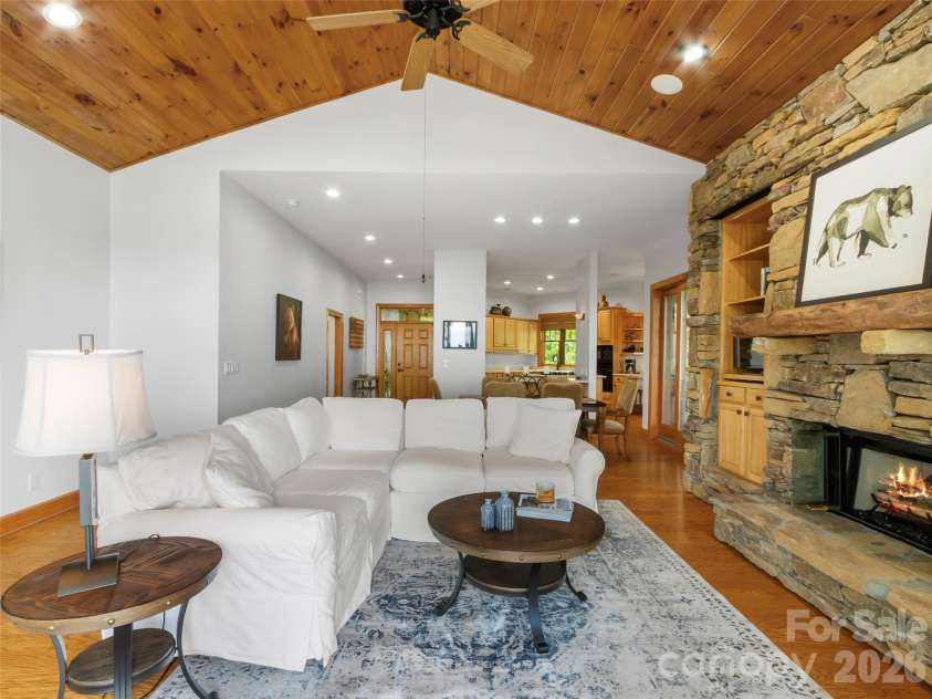115 Stoney Falls Loop, Burnsville, NC 28714.  MLS# CAR4389438, YatesRealty ID 32124. 