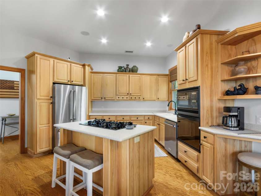 115 Stoney Falls Loop, Burnsville, NC 28714.  MLS# CAR4389438, YatesRealty ID 32124. 