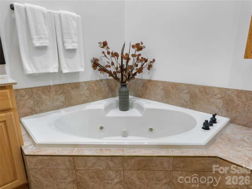115 Stoney Falls Loop, Burnsville, NC 28714.  MLS# CAR4389438, YatesRealty ID 32124. 