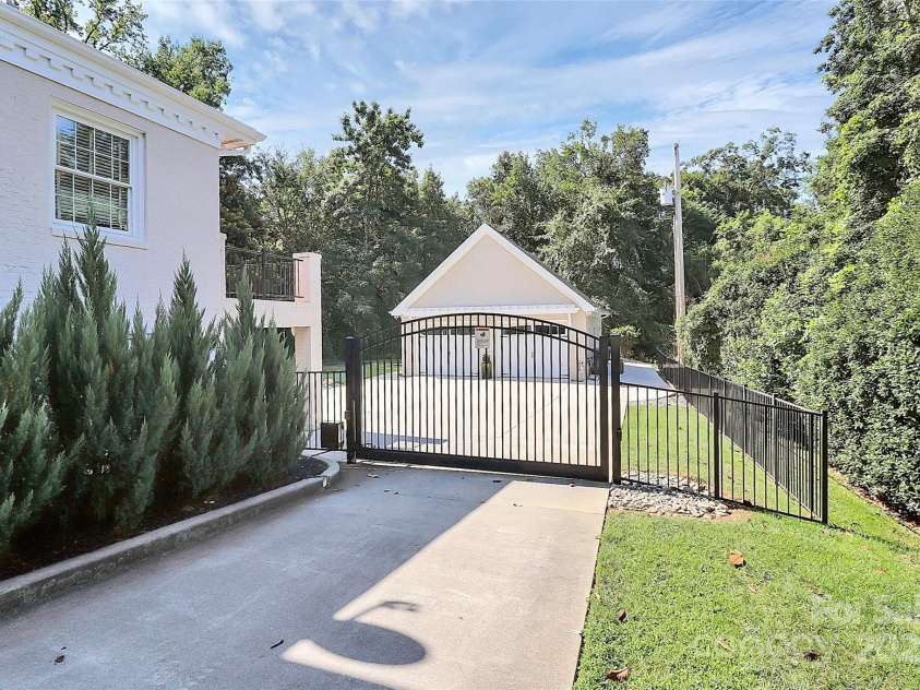 906 Colonial Drive, Albemarle, NC 28001.  MLS# CAR4288593, YatesRealty ID 32125. 