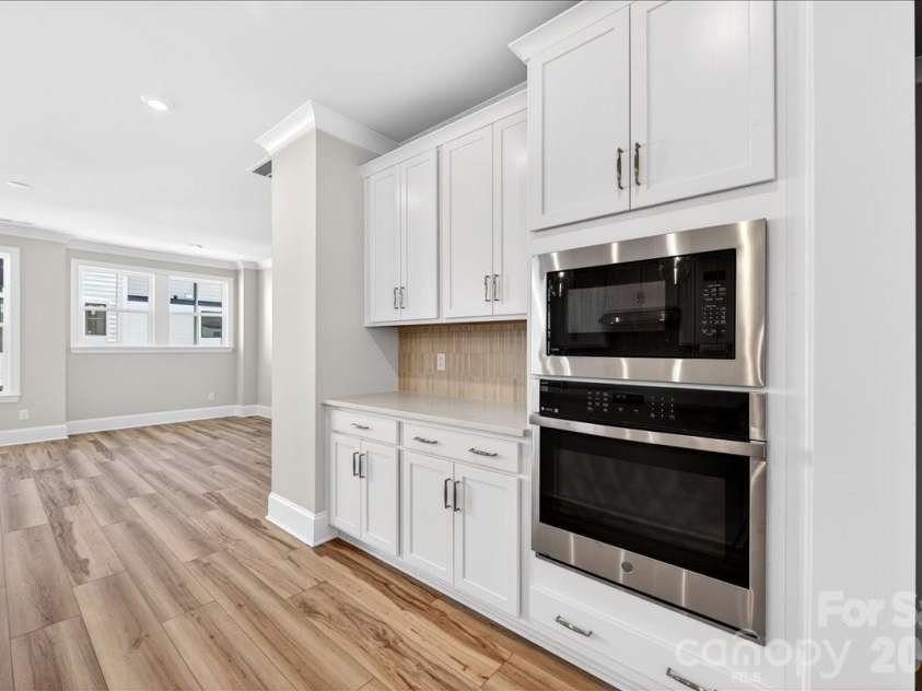12015 Elsa Lane, Charlotte, NC 28277.  MLS# CAR4396074, YatesRealty ID 32126. Gourmet ktichen