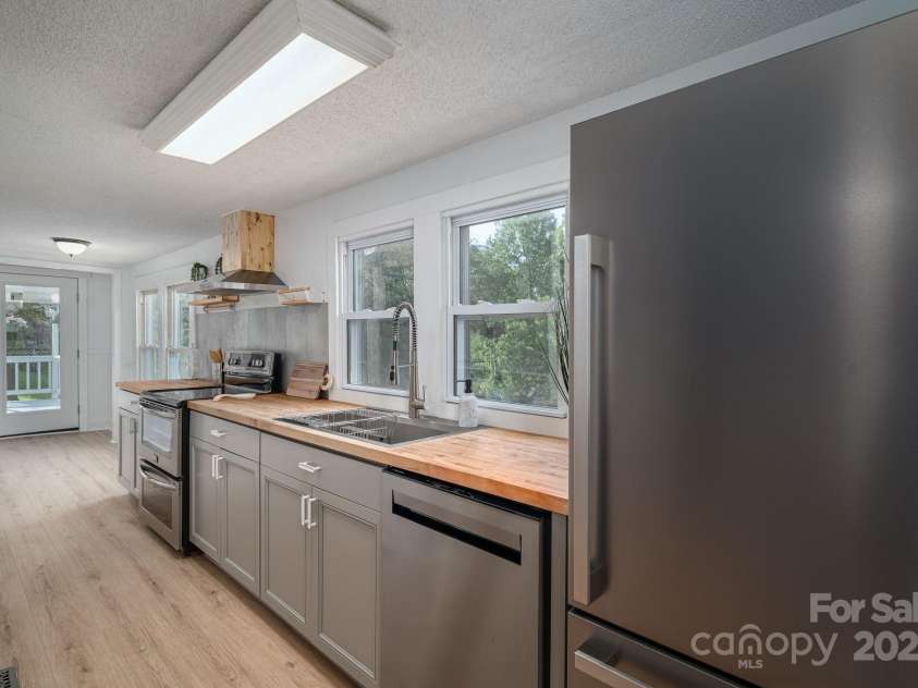 109 Riverside Drive, Cramerton, NC 28032.  MLS# CAR4281252, YatesRealty ID 32127. 