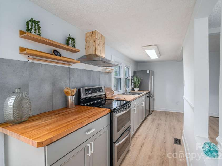 109 Riverside Drive, Cramerton, NC 28032.  MLS# CAR4281252, YatesRealty ID 32127. 