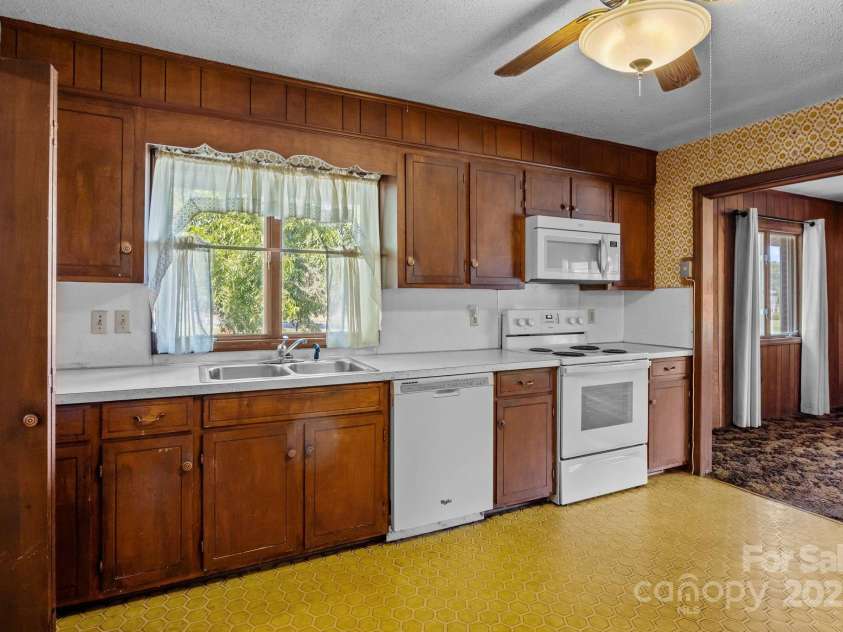 1314 Stoneyridge Drive, Charlotte, NC 28214.  MLS# CAR4285174, YatesRealty ID 32129. 