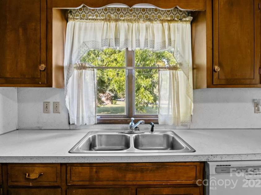 1314 Stoneyridge Drive, Charlotte, NC 28214.  MLS# CAR4285174, YatesRealty ID 32129. 