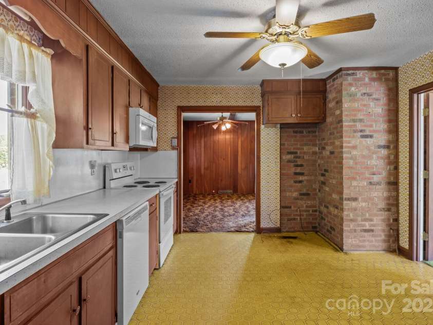 1314 Stoneyridge Drive, Charlotte, NC 28214.  MLS# CAR4285174, YatesRealty ID 32129. 