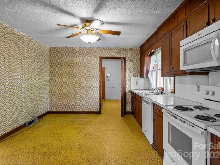 1314 Stoneyridge Drive, Charlotte, NC 28214.  MLS# CAR4285174, YatesRealty ID 32129. 