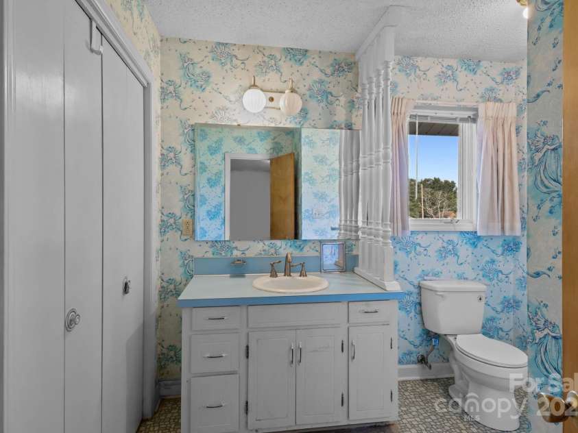 1314 Stoneyridge Drive, Charlotte, NC 28214.  MLS# CAR4285174, YatesRealty ID 32129. 