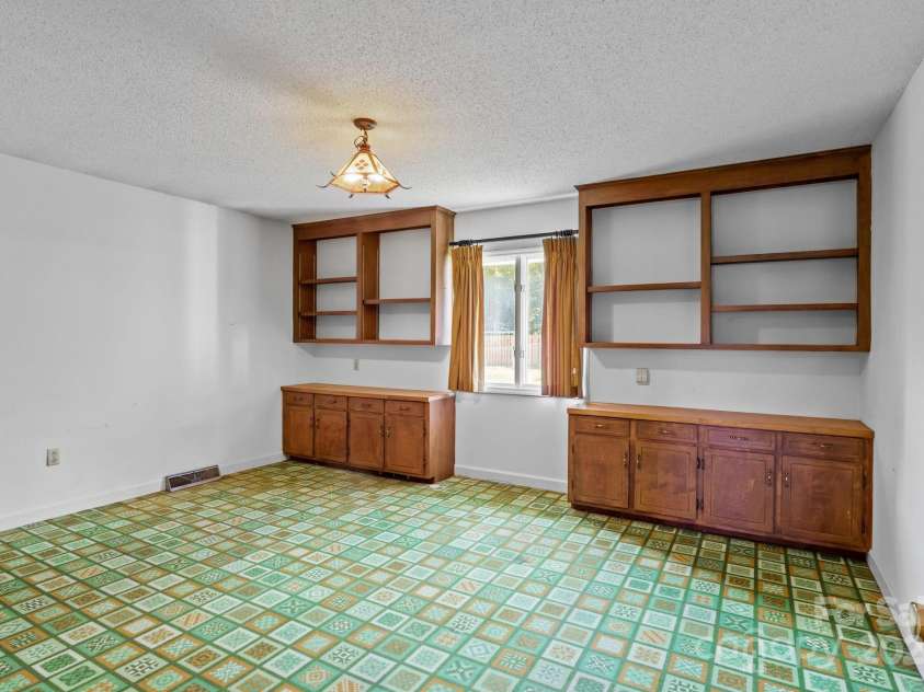 1314 Stoneyridge Drive, Charlotte, NC 28214.  MLS# CAR4285174, YatesRealty ID 32129. 