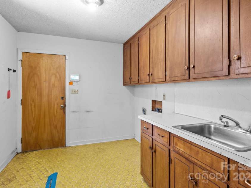 1314 Stoneyridge Drive, Charlotte, NC 28214.  MLS# CAR4285174, YatesRealty ID 32129. 